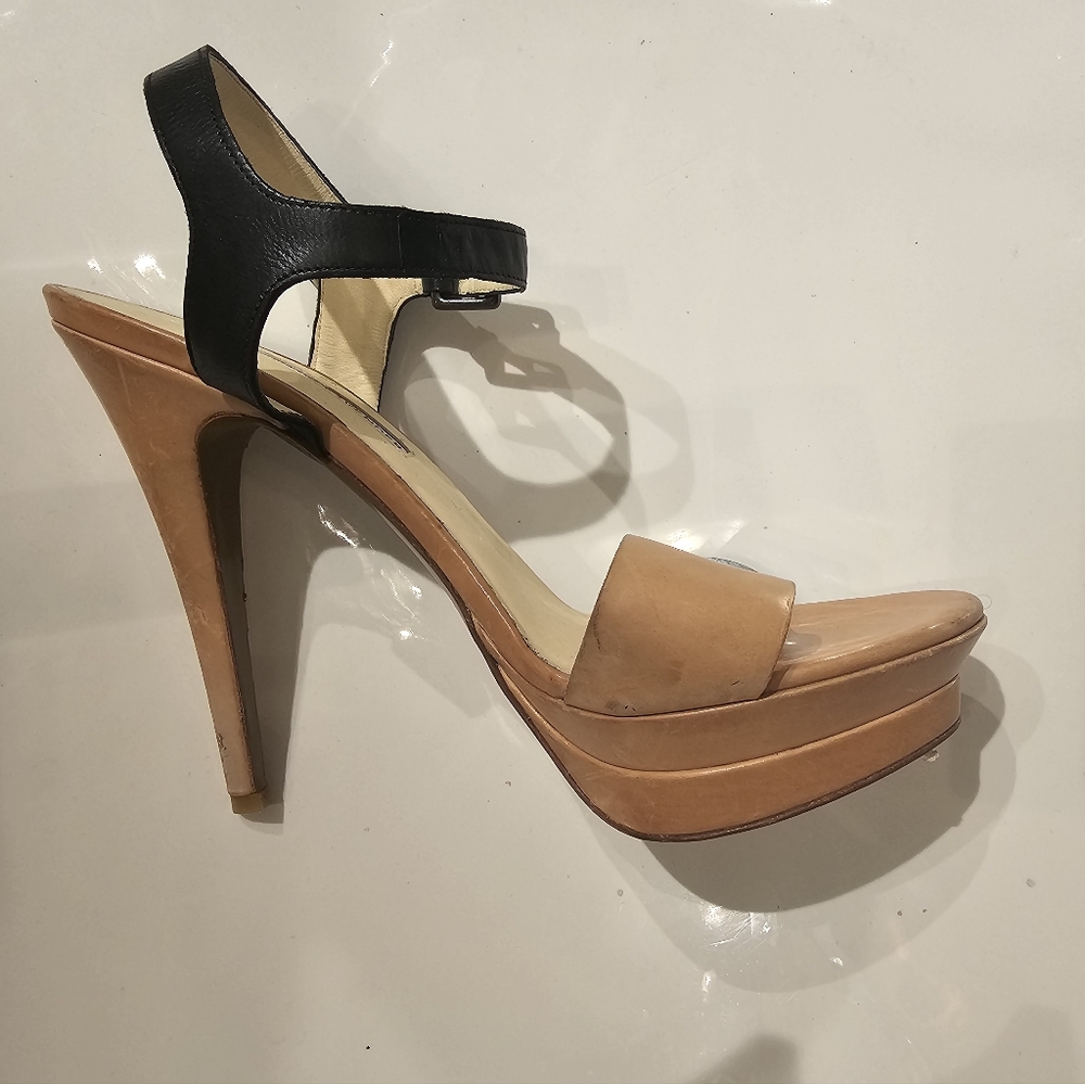 NWT Vera Wang Lavender -Leather Two-Toned Stilletto Sandal 9.5